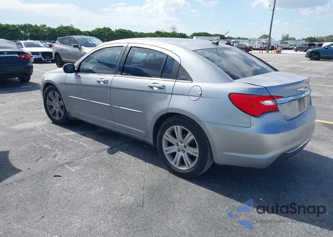 2013 Chrysler 200 Touring z USA, uszkodzony, nr VIN 1C3CCBBB0DN655951